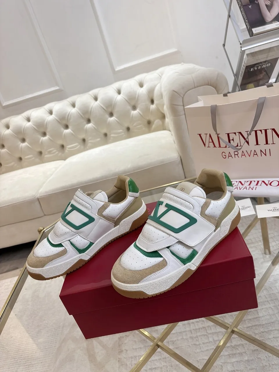 👟👟Ex-factory price 640👟👟 🔺Valentino🔺 Valentino casual shoes! Top version!  Purchase the original version and develop it 1:1! Lasting technology, classic splicing, fashionable and versatile, 🎁Full set of packaging at the same time at the counter. Fabric: customized cowhide + super soft sheepskin + mercerized cow suede. Lining: original double-sided velvet + breathable mesh. Outsole: original TPU material outsole, non-slip and wear-resistant. Code number: men 39~46